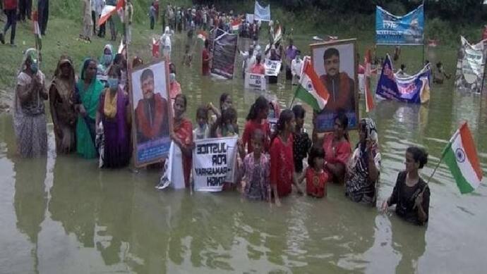 कारोबारी की गोली मारकर कर दी गई थी हत्या, तिरंगा लेकर पोखरे में उतरे लोग, कर रहे ये मांग