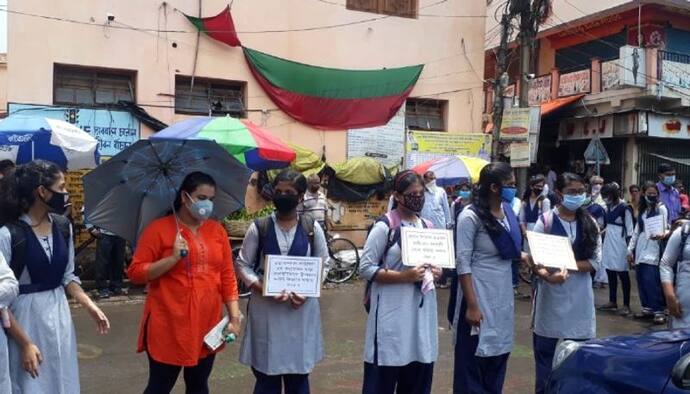 Students stage protest against iregularity in Kanyashree project in Hooghly