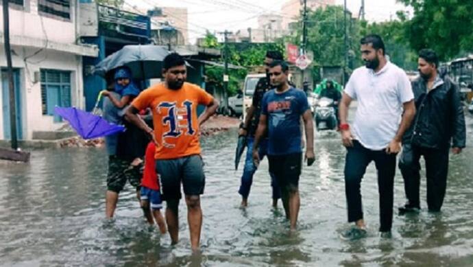 ভরা বর্ষায় জলে নীচে শহরের রাস্তা, রবিবারও ফের ঝড়-বৃষ্টির পূর্বাভাস