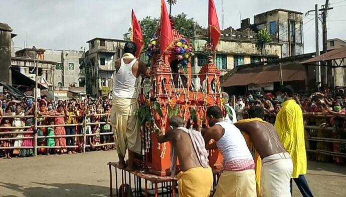 করোনা আতঙ্কে উৎসবে ভাঁটা, বিষ্ণুপুরে ব্যারিকেড করে ঘোরানো হল ছোট রথ