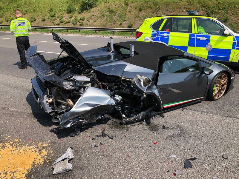 20-minute-old brand new Lamborghini crashes police share pictures