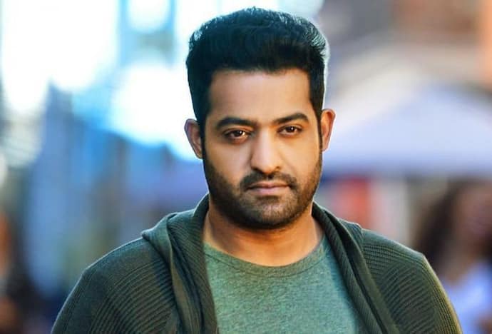 <p>అనుకున్న సమయానికి ఆర్ ఆర్ ఆర్&nbsp;నుండి ఎన్టీఆర్ ఫస్ట్ లుక్ వీడియో విడుదల కాకపోవడం&nbsp;ఫ్యాన్స్ ని తీవ్రంగా&nbsp;నిరాశపరిచిన అంశం. ఎన్నో ఆశలతో ఎదురుచూసిన&nbsp;వారి కలలపై&nbsp;రాజమౌళి ప్రకటన నీళ్లు చల్లింది. రెండేళ్లుగా ఎన్టీఆర్ నుండి మూవీ లేదని నిరాశలో ఉన్న ఫ్యాన్స్&nbsp;కి పుట్టినరోజు నాడు ఫస్ట్ లుక్ వీడియో రాకపోవడం మరింత&nbsp;అసహానికి&nbsp;గురిచేసింది.&nbsp;<br />
&nbsp;</p>
