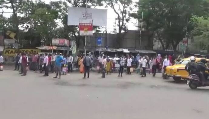 কাটছে না বেসরকারি বাসের জট,  কলকাতার একাধিক এলাকায় চরম ভোগান্তিতে যাত্রীরা