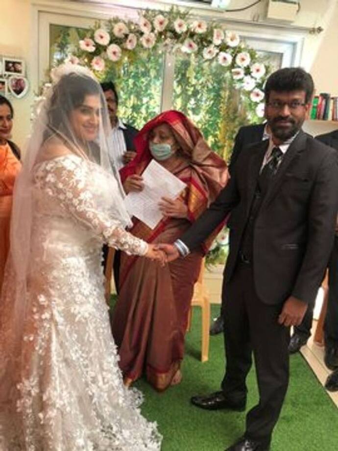 <p>வனிதா - பீட்டர் பால் திருமண விவகாரத்தில் அனைவரும் கருத்து கூறி வருகின்றனர். &nbsp;சோசியல் மீடியா முழுவதும் தனது பிரச்சனை குறித்தே விவாதிக்கப்படுவதால் ட்விட்டரில் இருந்து சிறிது காலம் விலகுவதாக அறிவித்திருந்தார்.&nbsp;</p>
