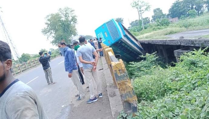 'বেপরোয়া গতি' ডেকে আনল বিপদ, বরাতজোরে রক্ষা পেলেন বাসের যাত্রীরা