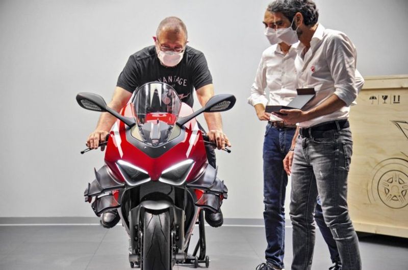 First Ducati Superleggera V4 Delivered