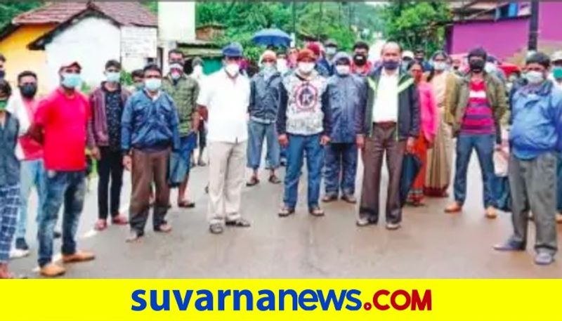 People stops tourist vehicle and sent them back in Madikeri