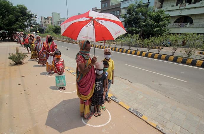 করোনার গোষ্ঠী সংক্রমণ নিয়ে ভিন্ন সুর স্বাস্থ্য মন্ত্রকের গাইডলাইনে , ৭ লক্ষ আক্রান্ত নিয়ে কোথায় দাঁড়িয়ে ভারত