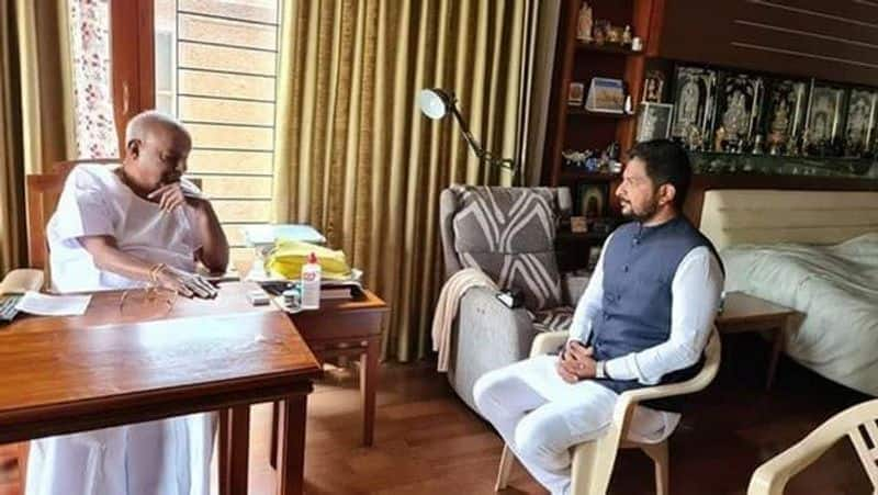 hoskote independent mla sharath bachegowda meets jds supremo devegowda