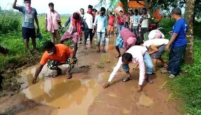 ৬ বছর বেহাল রাস্তা, নজরে আনতে অভিনব প্রতিবাদ বিজেপির