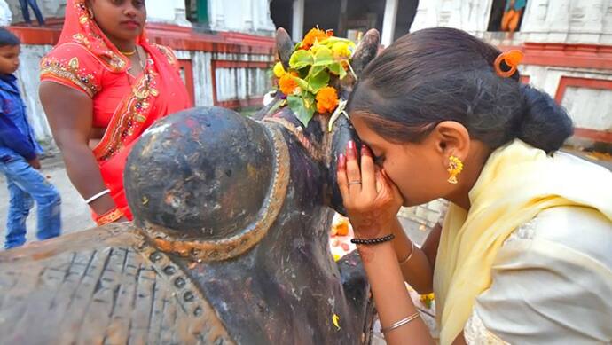 परंपरा: भगवान शिव के अवतार हैं नंदी, इनके कान में क्यों कहते हैं अपनी मनोकामना?