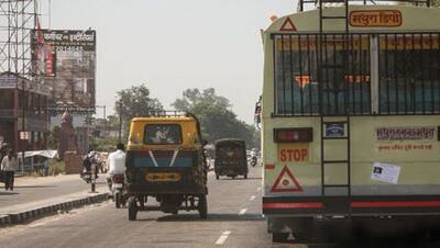 कंडक्टर को हुआ शक, बस में सफर कर रही लड़की है कोरोना संक्रमित; चलती बस से फेंक दिया बाहर