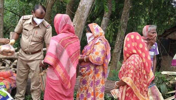 বেতনের টাকায় দুঃস্থ খাদ্যসামগ্রী বিতরণ, মানবিকতার নজির পুলিশকর্মীর