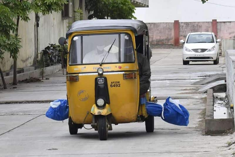 Dead body of corona patient was shifted in auto in Nizmabad district