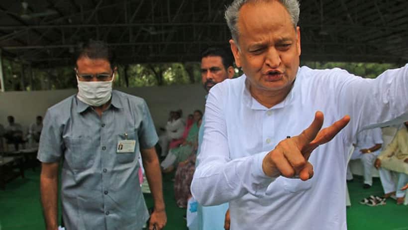 उबाल पर है राजस्थान में सियासत, विधायकों के साथ राजभवन रवाना हुए सीएम गहलोत, धरने की तैयारी