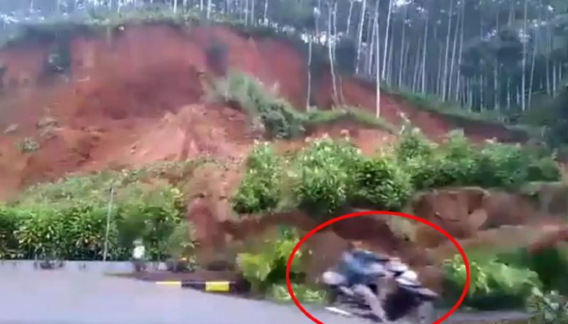 viral-video-man-narrow-escape-landslide In Indonesia