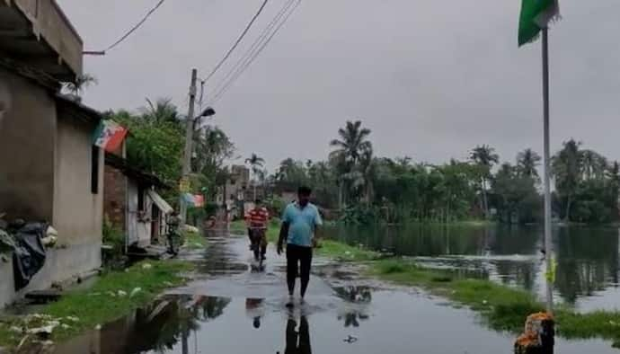 রাতভোর বৃষ্টিতে জলমগ্ন ভাটপাড়া, রাজনৈতিক উত্তাপে জল ঢালল আবহাওয়া