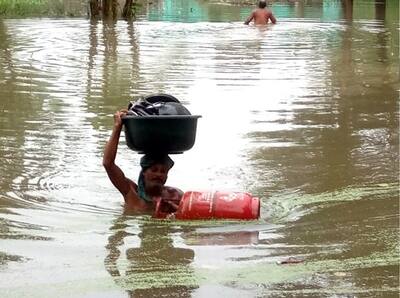 तस्वीरों में देखें बाढ़ में कैसी हो गई है LIFE, नदी के कटे बांध, ट्रेन रूट बंद, इस तरह पलायन कर रहे लोग