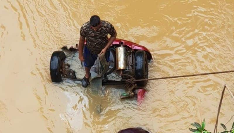 car accident at warangal srsp canal, two dead - bsb