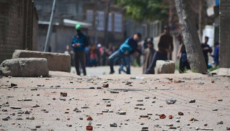 Nepal citizens 'pelt stones' at Sashatra Seema Bal patrol team in Uttarakhand