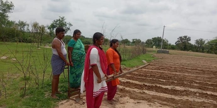 <p>చిత్తూరు జిల్లా మదనపల్లెకు చెందిన ఒక టీ షాప్ యజమాని లాక్ డౌన్ వల్ల తీవ్ర ఆర్ధిక ఇబ్బందులతో షాప్ అద్దె కూడా కట్టలేక ఇంటికి వచ్చారని, ఉన్న రెండున్నర ఎకరాలను దున్నడానికి ఎద్దులు కానీ ట్రాక్టర్ కానీ లేకపోవడంతో... ఇద్దరు కూతుర్లు కాడెద్దులుగా మారి తండ్రికి పొలంలో సహాయం చేస్తున్న వీడియో ఒకటి&nbsp; సోషల్ మీడియాలో వైరల్ గా మారింది.&nbsp;</p>
