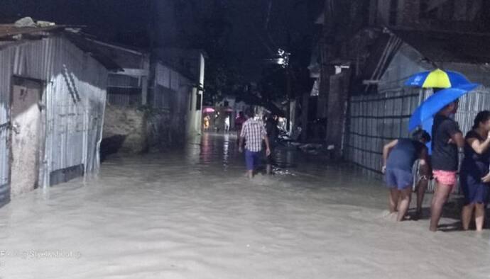 রাতভর প্রবল বৃষ্টিতে জলমগ্ন একাধিক এলাকা, শিলিগুড়িতে বিপর্যস্ত জনজীবন