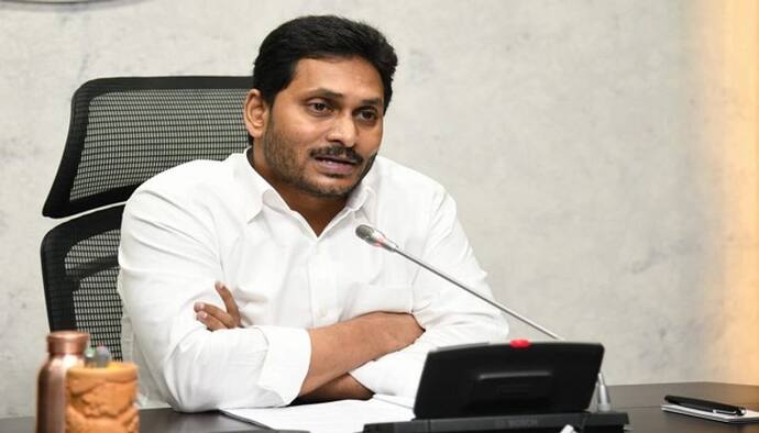 <p>ఆంధ్రప్రదేశ్ లో సీఎం జగన్ మోహన్ రెడ్డి గాలి నలువైపులా వీస్తుంది. అఖండ మెజారిటీతో గెలిచింది మొదలు సంక్షేమ పథకాలతో తన స్థానాన్ని సుస్థిరం చేసుకుంటేనే... మరోపక్క టీడీపీ కూసాలను కూడా కుదిపేస్తున్నాడు. ఈ దెబ్బకు&nbsp;టీడీపీ నుండి వైసీపీలోకి వలసల పరంపర కొనసాగుతుంది.&nbsp;</p>
