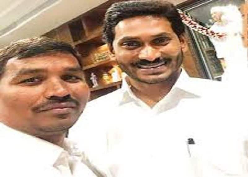 Kodumuru YSRCP MLA Sudhakar donates plasma at Kurnool