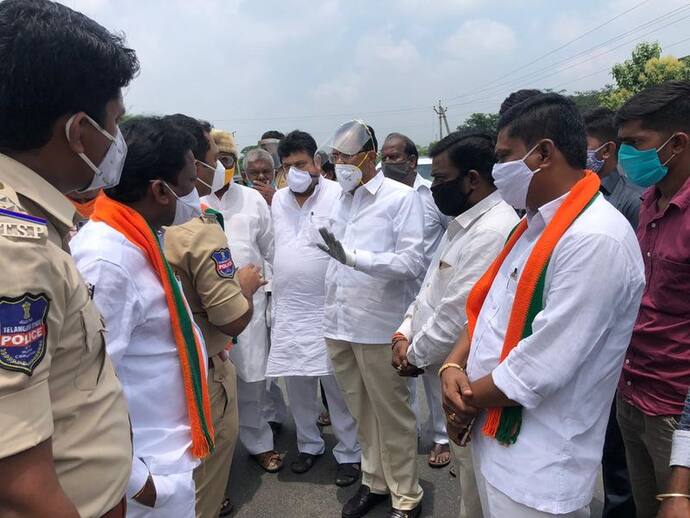 <p>భూపాలపల్లి జిల్లా మల్లారం గ్రామంలో దళిత యువకుడు టిఆర్ఎస్ నాయకుల చేతిలో &nbsp;హత్యకు గురయ్యాడన్న వార్తలపై వాస్తవాలు తెలుసుకోవడానికి భారతీయ జనతా పార్టీ రాష్ట్ర శాఖ నిజ నిర్ధారణ కమిటీ వేసిందని బిజెపి రాష్ట్ర ప్రధాన కార్యదర్శి ప్రేమేందర్ రెడ్డి తెలిపారు. అయితే నిజానిజాలు తెలుసుకునేందుకు మల్లారంకు బయలుదేరిన మాజీ మంత్రి మోత్కుపల్లి నరసింహులు, బిజెపి శాసనమండలి పక్ష నాయకులు ఎన్. రామచందర్ రావు, బిజెపి రాష్ట్ర ప్రధాన కార్యదర్శులు చింతా సాంబమూర్తితో పాటు తనను కూడా పరకాల పోలీస్ స్టేషన్ పరిధిలో ముందస్తుగా పోలీసులు అరెస్టు చేశారని ప్రేమేందర్ రెడ్డి వెల్లడించారు. &nbsp;</p>
