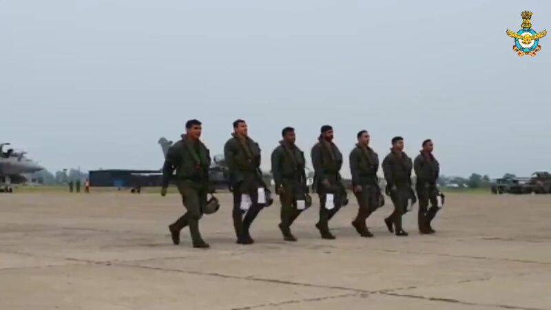 Rafale fighter jets train on Chinese border,  Ready to go on the field in no time