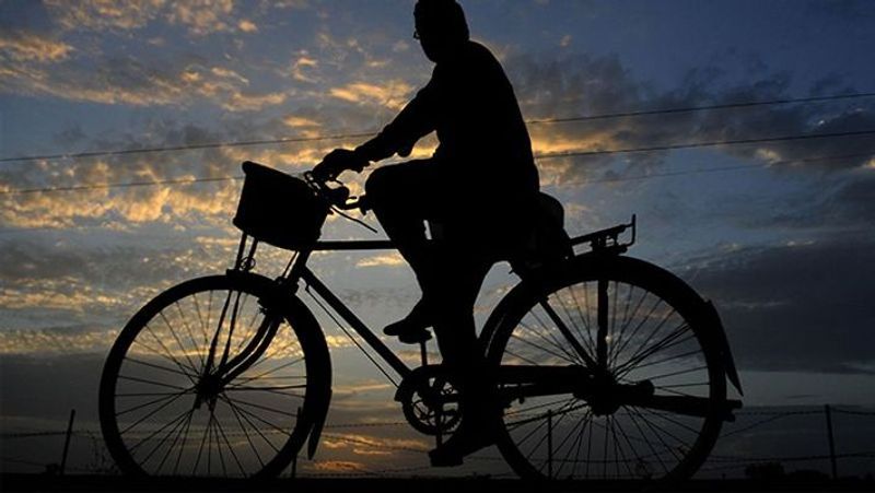 JEE Main: Father cycles for two and a half hours to bring son to examination centre-dbr