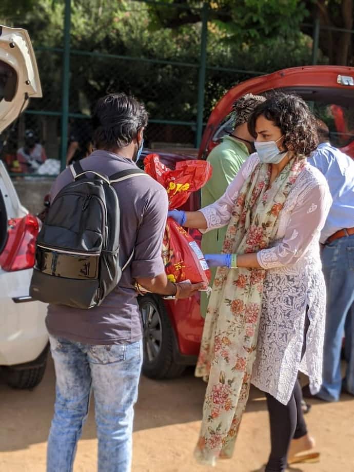 <p>ಬೆಂಗಳೂರಿನಲ್ಲಿ ಕೊರೋನಾ ಪ್ರಕರಣಗಳು ದಿನದಿಂದ ದಿನಕ್ಕೆ ಹೆಚ್ಚುತ್ತಿದ್ದು, ಈ ಸಂದರ್ಭ ಮೂಗುತಿ ಸುಂದರಿ ಶ್ರದ್ಧಾ ಶ್ರೀನಾಥ್&nbsp;ಸಿನಿಮಾ ಕಾರ್ಮಿಕರ ಸಹಾಯಕ್ಕೆ ನಿಂತಿದ್ದಾರೆ.</p>
