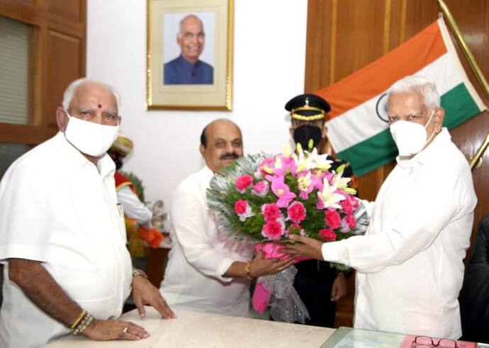<p>ಮುಖ್ಯಮಂತ್ರಿ ಬಿ.ಎಸ್‌.ಯಡಿಯೂರಪ್ಪ ಅವರು ರಾಜ್ಯಪಾಲ ವಜುಭಾಯಿ ವಾಲಾ ಅವರನ್ನು ಶುಕ್ರವಾರ ಭೇಟಿ&nbsp; ಊಹಾಪೋಹಗಳಿಗೆ ಬಸವರಾಜ್ ಬೊಮ್ಮಾಯಿ ತೆರೆ ಎಳೆದಿದ್ದಾರೆ.</p>
