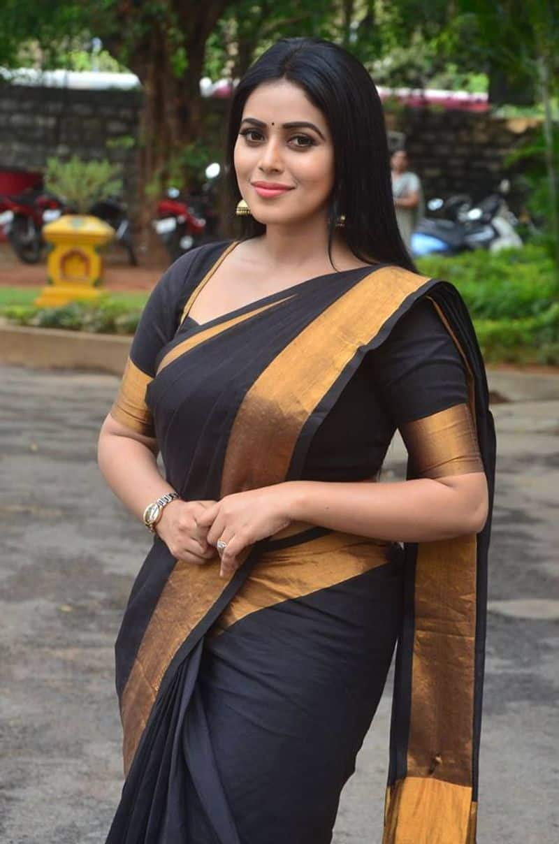 Poorna to play a villains role