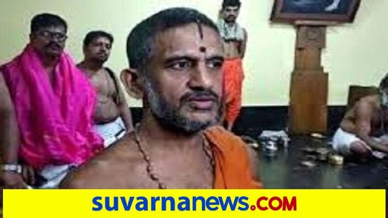 Vishwaprasanna Teertha Swamiji who Climb the Jackfruit Tree in Udupi grg 