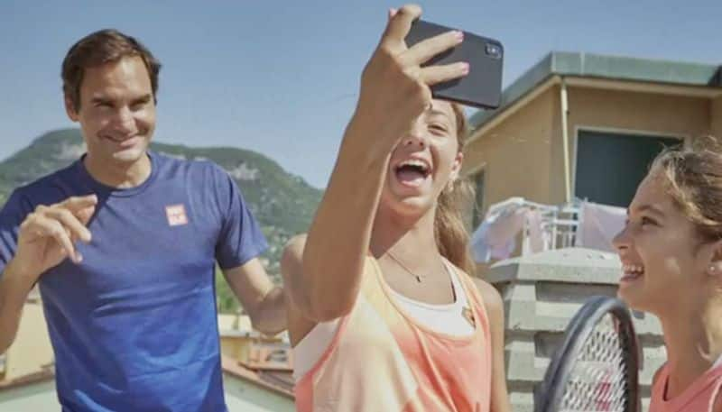 Roger Federer visit girls playing tennis across rooftops in Italy