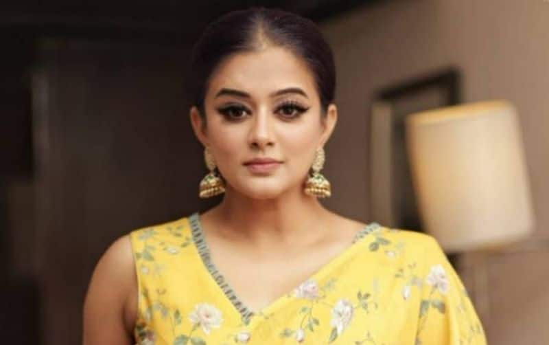 Bigg Boss Finale Priyamani asks for votes for her favorite