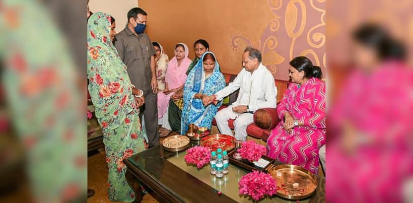 विधायकों ने गहलोत को बांधी राखी, तो सीएम ने मांगा सरकार बचाने के लिए समर्थन