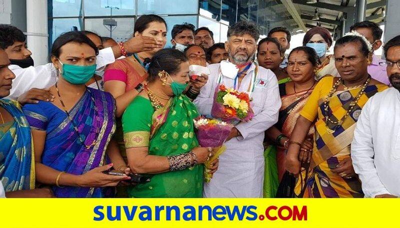 transgenders Ties Rakhi To KPCC President DK Shivakumar at Kalaburagi