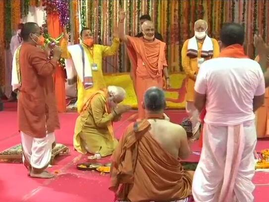 PM Modi arrives in Ayodhya to do Bhoomi Pujan of Lord Shri Ram's temple, echo of 'Jai Shri Ram' in Ayodhya