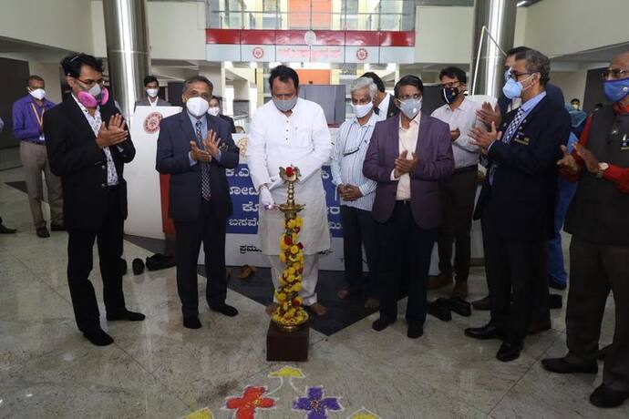 <p>ನೂತನ ಕೊರೋನಾ ಆರೈಕೆ ಕೇಂದ್ರವನ್ನು ಉದ್ಘಾಟಿಸಿದ ಉಪಮುಖ್ಯಮಂತ್ರಿ ಹಾಗೂ ಸಾರಿಗೆ ಸಚಿವ ಲಕ್ಷ್ಮಣ ಸವದಿ &nbsp;</p>
