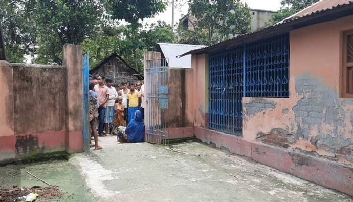 বিয়ে করে 'প্রতারণার শিকার', শ্বশুরবাড়ির সামনে ধর্ণায় বসলেন গৃহবধূ