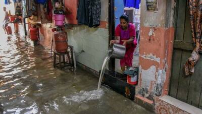 मुंबई बारिश की एक तस्वीर ऐसी भी: सड़कों पर रखे गैस सिलेंडर..कई घरों में 3 दिन से नहीं जले चूल्हे तक