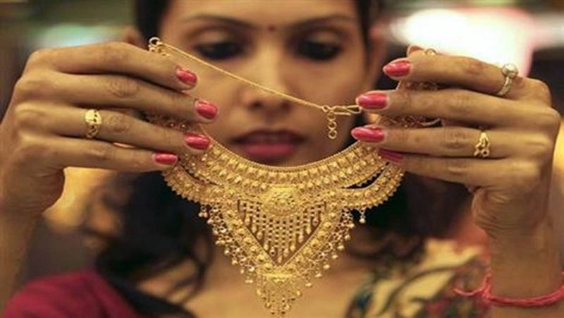 Bride cancels wedding after varmala as grooms family sends less Jewellery to her Vin