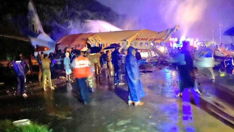 केरल के कोझिकोड में रनवे पर विमान फिसलकर दो टुकड़ों में टूटा, पायलट सहित 3 की मौत