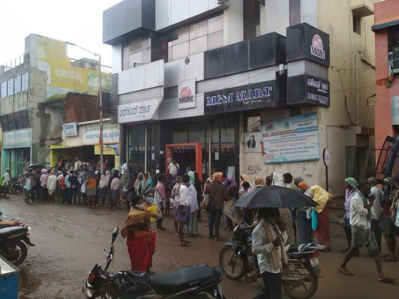 Farmers Faced Problems for Urea Fertilizer in Lakshmeshwara in Gadag District