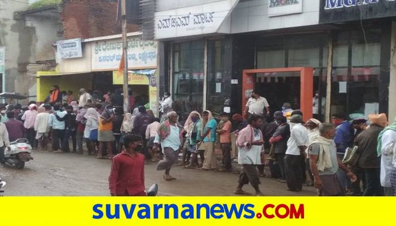 Farmers Faced Problems for Urea Fertilizer in Lakshmeshwara in Gadag District