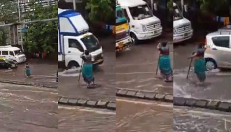 mumbai woman stand on waterlogged road for hours to warn of open manhole