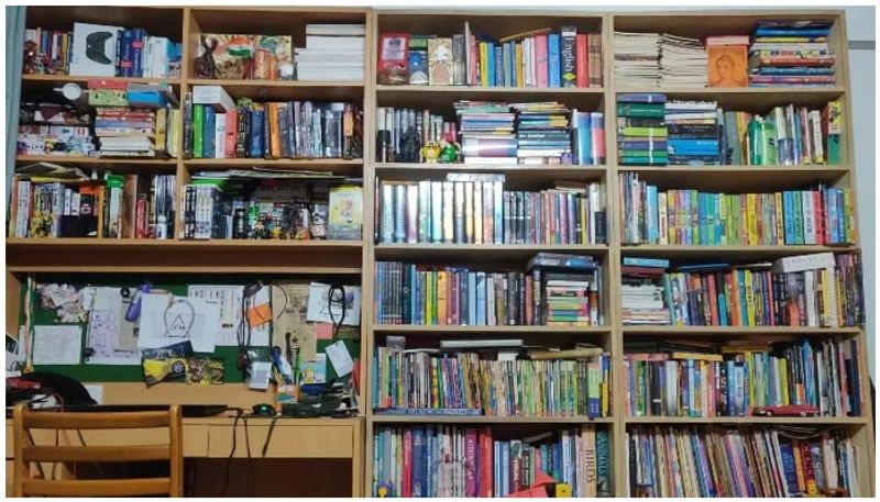 man tweets photo of his home library