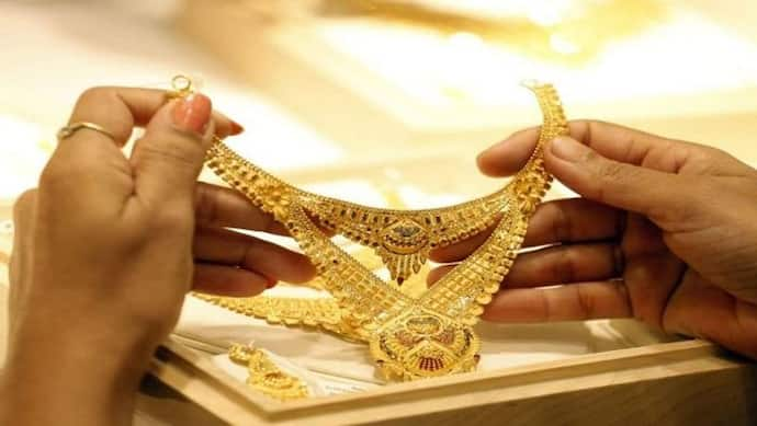 Gold Price Today : পরপর দু'দিন অব্যাহত সোনার দাম, রেকর্ডের চেয়ে অনেকটাই দাম কমল রূপোর